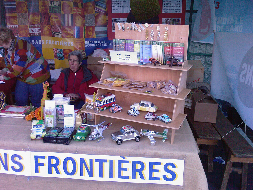 Le stand de Partage sans Frontières à Saint-Martin la Plaine le 01/06/2013 Le stand de Partage sans Frontières à Saint-Martin la Plaine le 01/06/2013