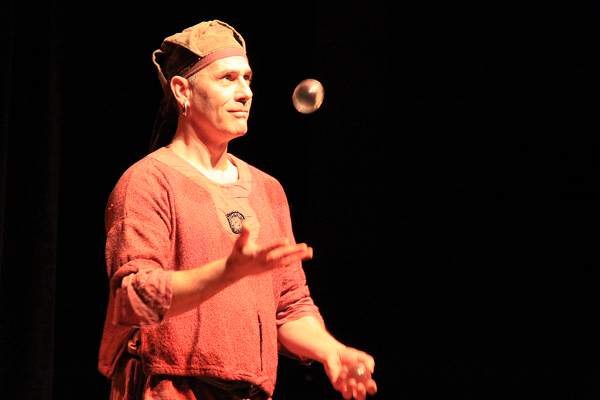 S p e c t a c l e   T h i e r r y   N a d a l i n i ,   l e   r e t o u r   d u   s e r p e n t   �   p l u m e   , 