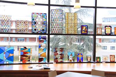 E x p o s i t i o n   d e   v i t r a u x   �   l a   m � d i a t h � q u e   l a   P a s s r e r r e l l e   d e   B o u r g - l � s - V a l e n c e   , 