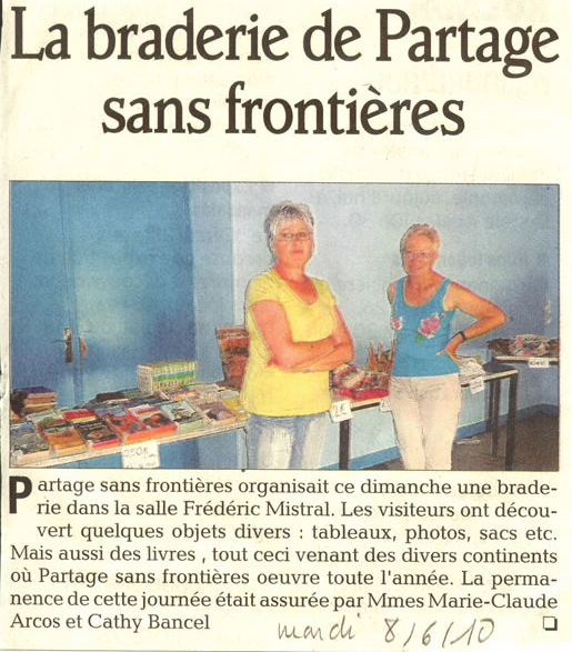 La presse lors de la braderie de Paratge sans Frontières &agrave; Anc&ocirc;ne