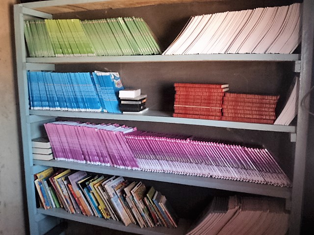 Les livres dans la bibliothèque &agrave; Soukuy en avril 2013