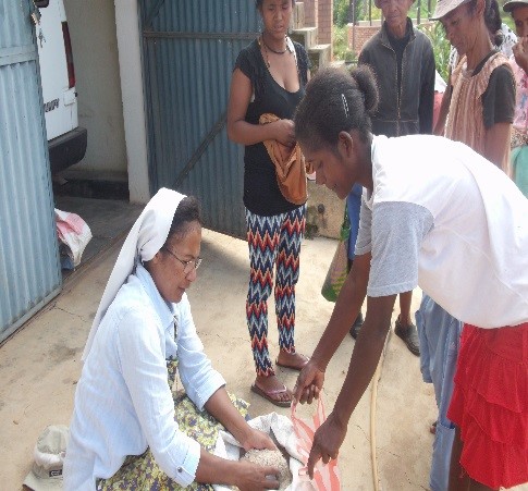 Kermesse à Ambatofotsy au centre d'accueil soutenu par Partage sans Frontières